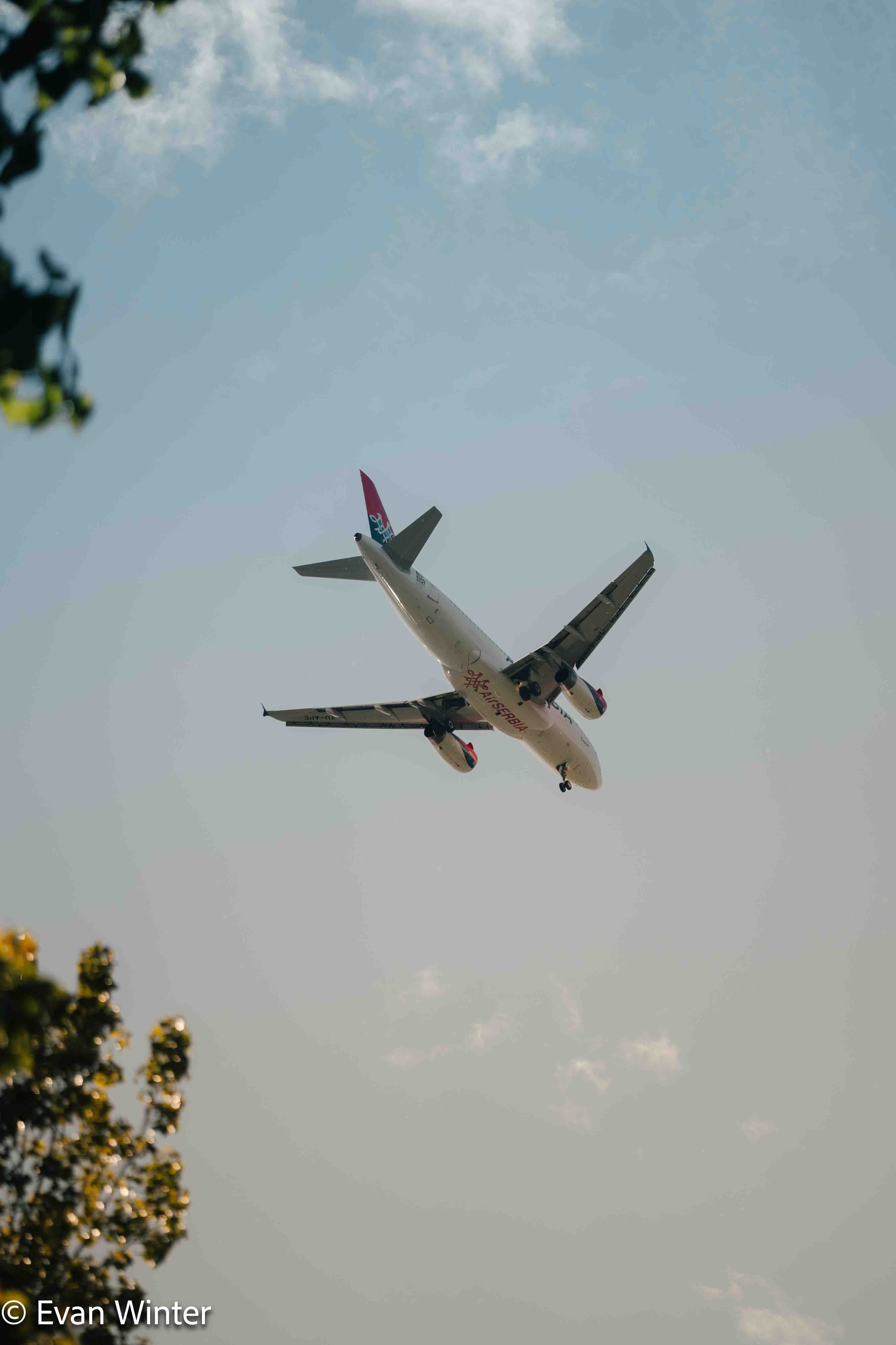 Flugzeug über Belgrad